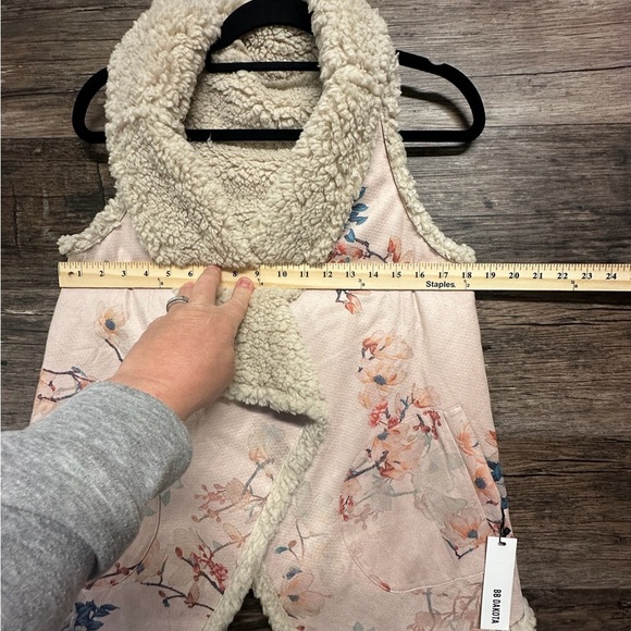 BB Dakota Cream Floral Asymmetrical Vest with Plush Sherpa Lining - Picture 5 of 11